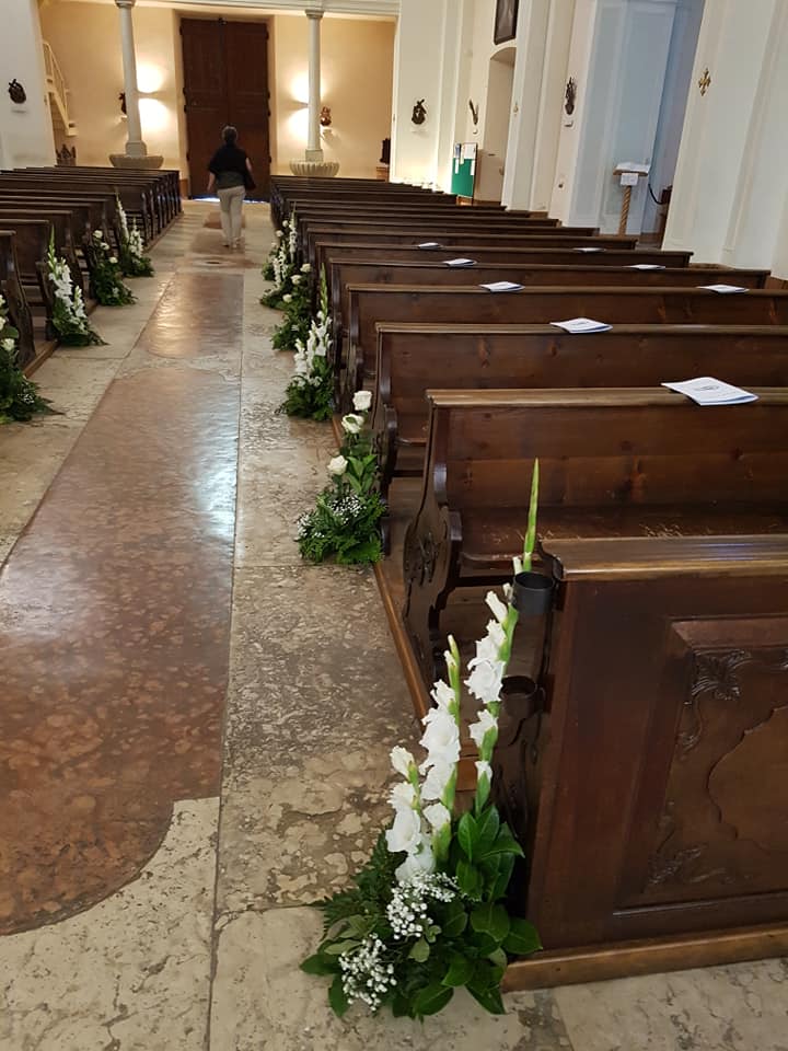 02 Allestimento Matrimonio Vista Composizioni Banchi Rose e Gladioli Bianchi Fioreria Bruseghini Besenello Trento